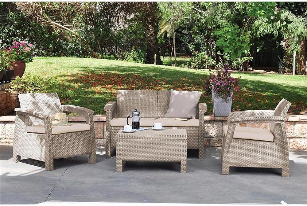 réalisé avec Finition tressée – Salon de Jardin Corfu, Keter, Coussins Inclus, composé de Deux fauteuils, Couleur Cappuccino